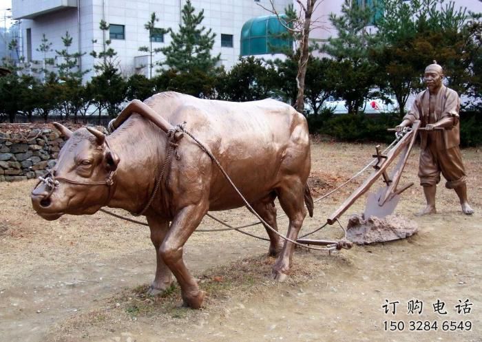 農(nóng)耕牛雕塑廠家 仿銅色效果 不銹鋼農(nóng)耕牛雕塑定制