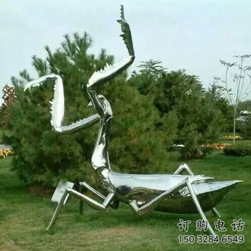 鏡面螳螂雕塑 草地鍛造擺件 戶外公園螳螂雕塑廠家
