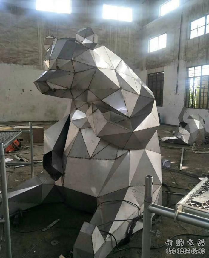 步行街熊雕塑廠家 創(chuàng)意擺件 草地切面熊雕塑   