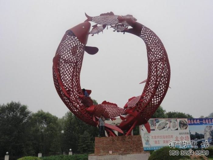 噴漆小魚雕塑廠家 卡通廣場(chǎng)小品 草地彩繪小魚雕塑