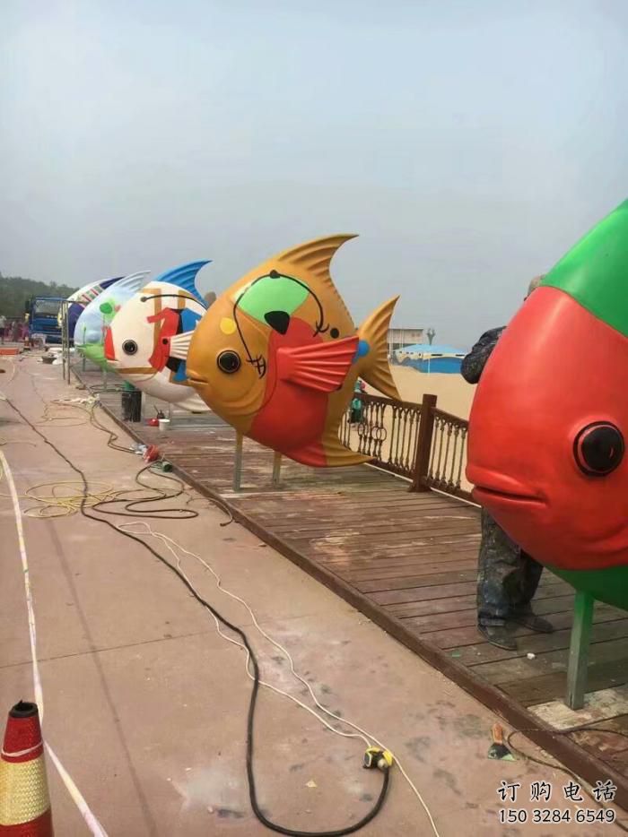 彩繪魚兒雕塑廠家 卡通噴漆小品 草地抽象魚兒雕塑