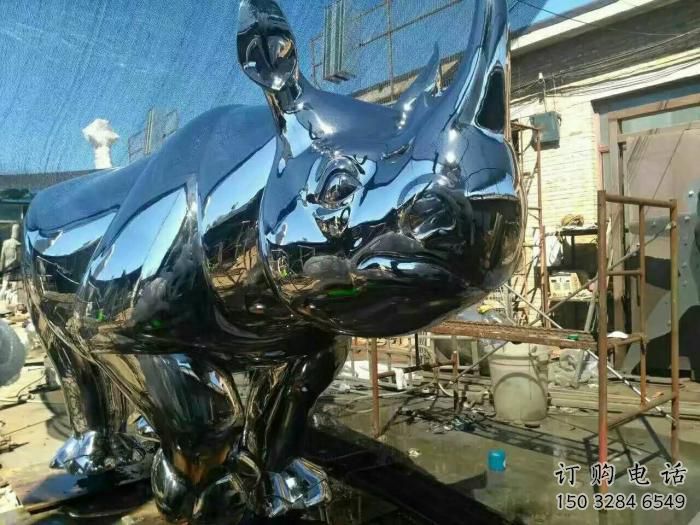 鍛造犀牛雕塑廠家 現代創意擺件 廣場鏡面犀牛雕塑
