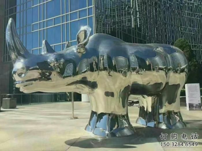 鍛造犀牛雕塑廠家 卡通鏡面擺件 廣場戶外犀牛雕塑