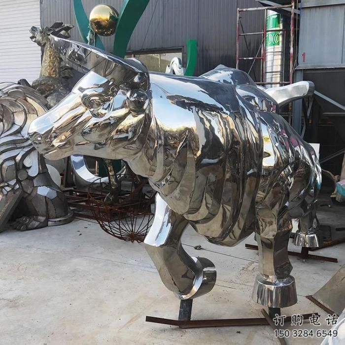 步行街犀牛雕塑廠家 創意鍛造擺件 戶外鏡面犀牛雕塑