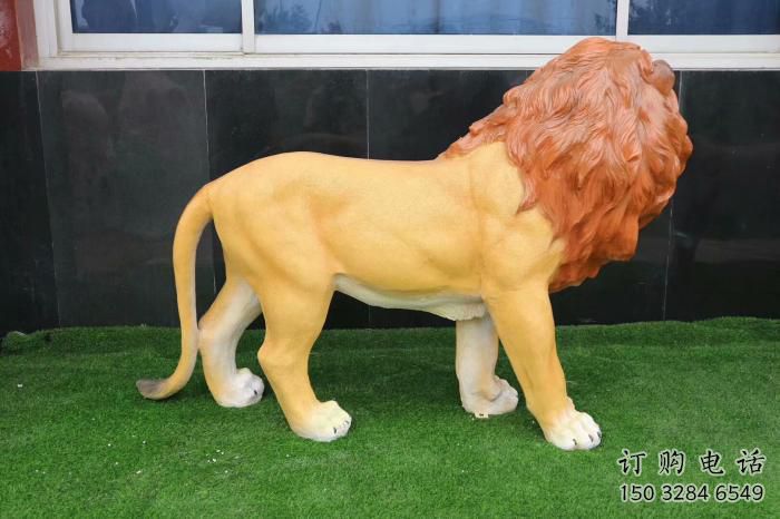 步行街雄獅雕塑廠家 創意彩繪擺件 草地仿真雄獅雕塑