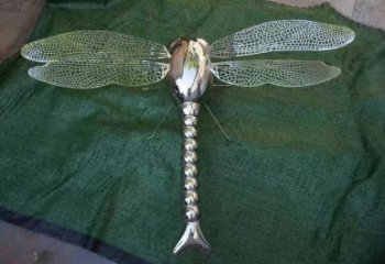 幼兒園蜻蜓雕塑廠家 卡通鏡面小品 室內(nèi)異形蜻蜓雕塑