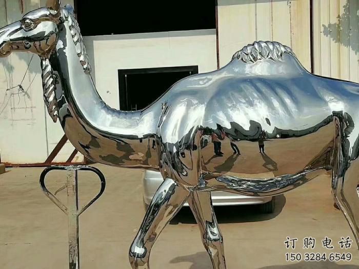 步行街駱駝雕塑廠家 創意鍛造擺件 草地切面駱駝雕塑