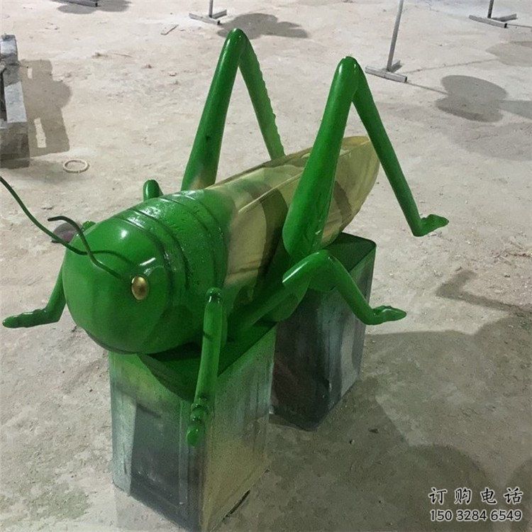 幼兒園螞蚱雕塑廠家 卡通噴漆小品 戶外異形螞蚱雕塑