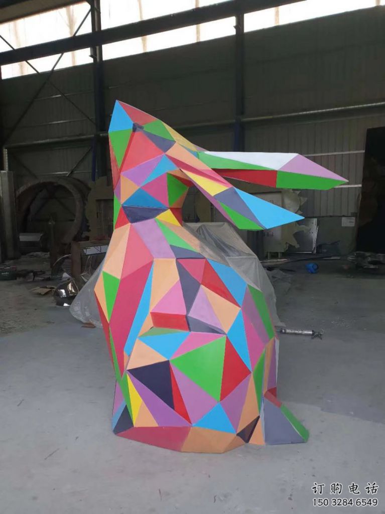 彩繪兔子雕塑廠家 卡通噴漆小品 草地切面兔子雕塑