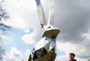 鑄造兔子雕塑廠家 創(chuàng)意村口小品 幾何鏡面兔子雕塑