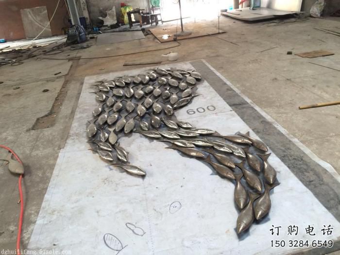 別墅麥穗魚雕塑廠家 卡通鏡面小品 戶外抽象麥穗魚雕塑