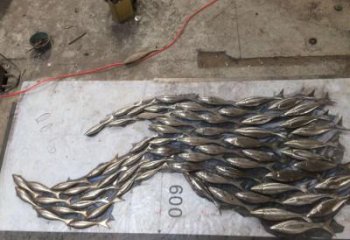 抽象麥穗魚雕塑廠家 創(chuàng)意村口小品 戶外鏡面麥穗魚雕塑