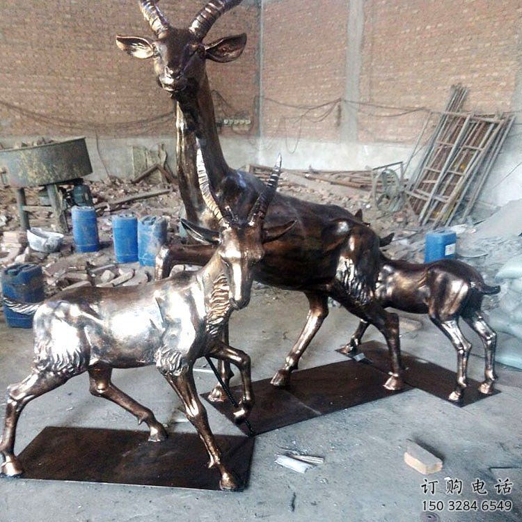 鍛造羊雕塑廠家 卡通噴漆擺件 廣場不銹鋼羊雕塑