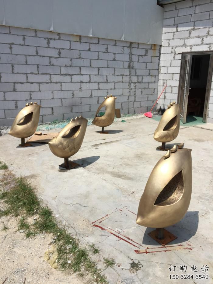 彩繪雀鳥雕塑廠家 卡通噴漆小品 草地切面雀鳥雕塑