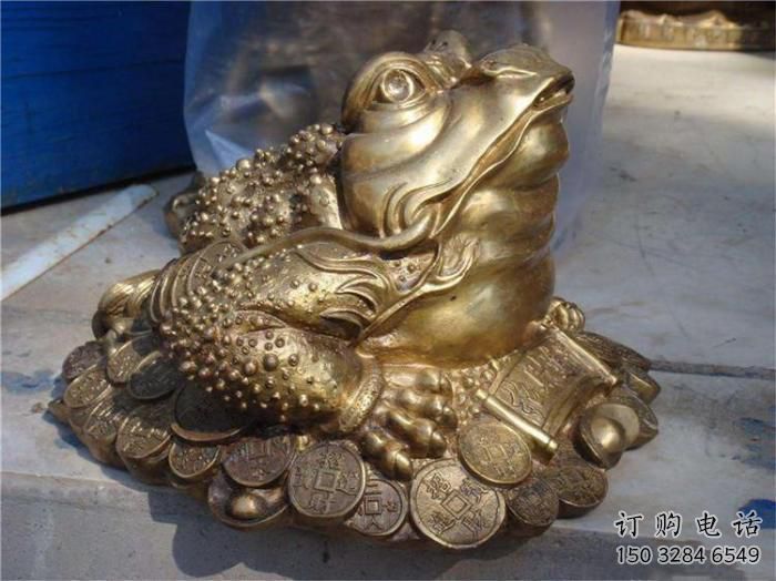 仿古金蟾雕塑廠家 戶外賓館小品 玄關(guān)彩繪金蟾雕塑