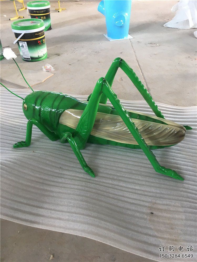 烤漆蟈蟈雕塑廠家 抽象擺件 戶外大型蟈蟈雕塑
