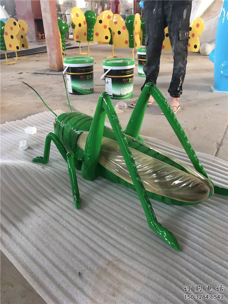 噴漆蟈蟈雕塑廠家 卡通廣場小品 草地切面蟈蟈雕塑