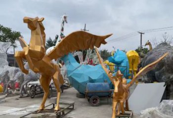 游樂場金馬雕塑廠家 抽象創(chuàng)意擺件 戶外金馬雕塑