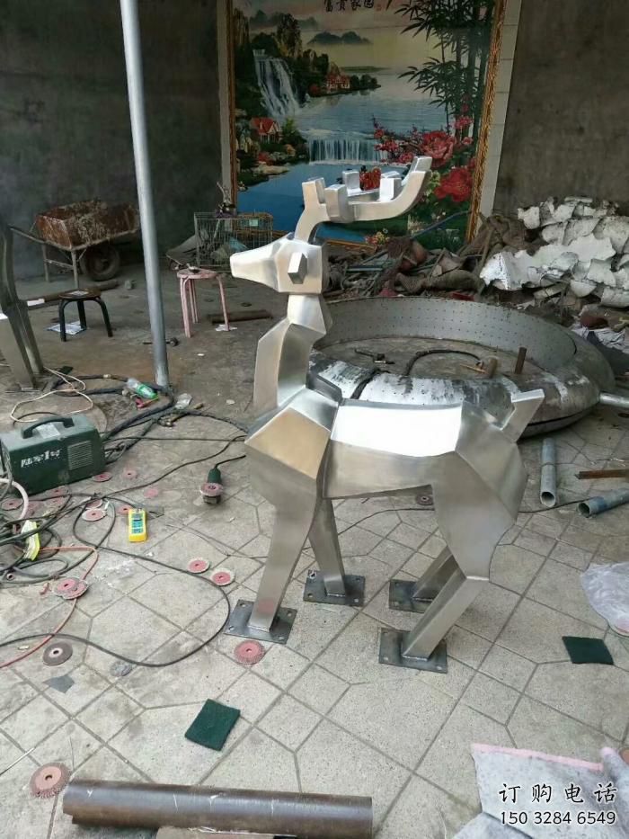 街道小鹿雕塑廠家 創(chuàng)意村口小品 酒店拉絲小鹿雕塑