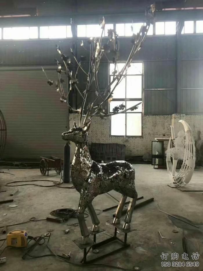 步行街梅花鹿雕塑廠家 創(chuàng)意公園擺件 草地切面梅花鹿雕塑