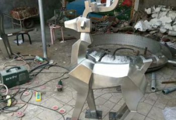 街道小鹿雕塑廠家 創(chuàng)意村口小品 酒店拉絲小鹿雕塑