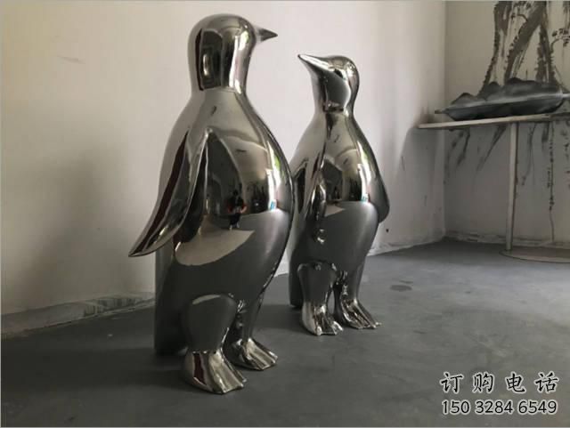 鍛造企鵝雕塑廠家 卡通噴漆擺件 廣場鏡面企鵝雕塑