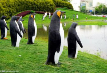 彩繪企鵝雕塑廠家 卡通噴漆小品 草地切面企鵝雕塑