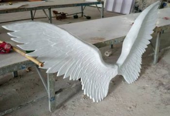 彩繪翅膀雕塑廠家 卡通噴漆小品 草地切面翅膀雕塑