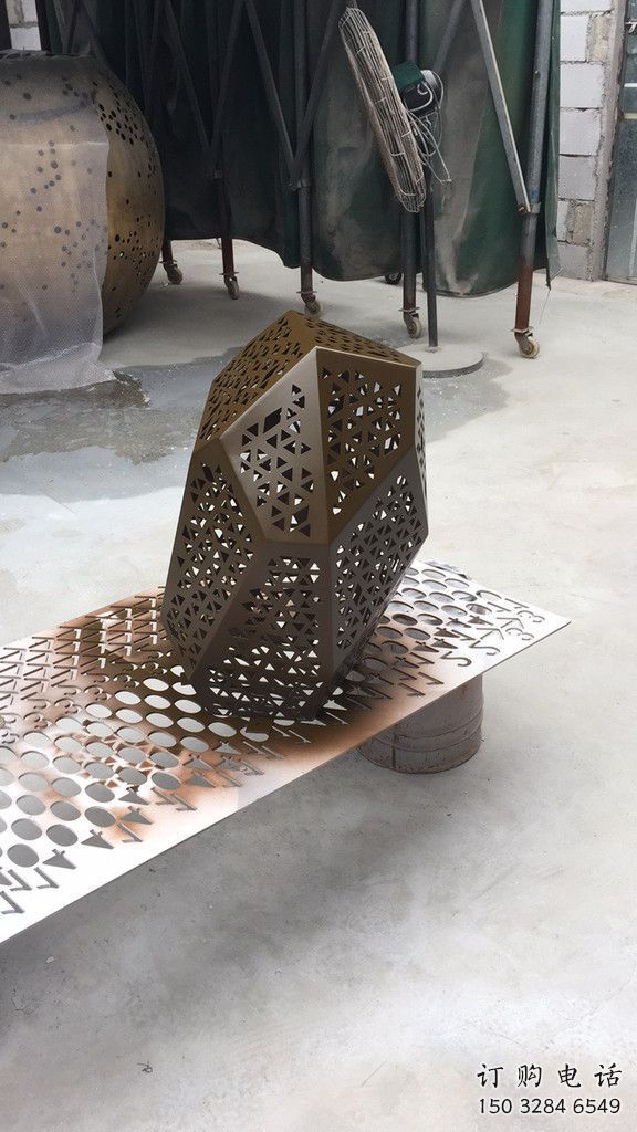 異形石頭雕塑廠家 現(xiàn)代小品 廣場不銹鋼石頭雕塑