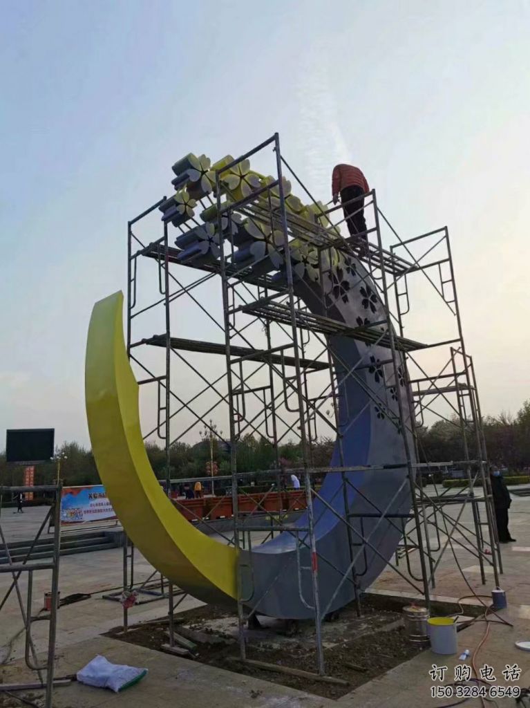 幾何月牙形雕塑廠家 彩繪小品 大門口不銹鋼月牙形雕塑