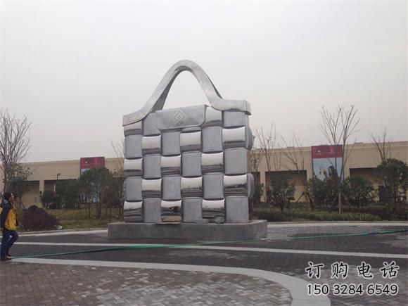 戶外提包雕塑廠家 噴漆小品 大型不銹鋼提包雕塑生產