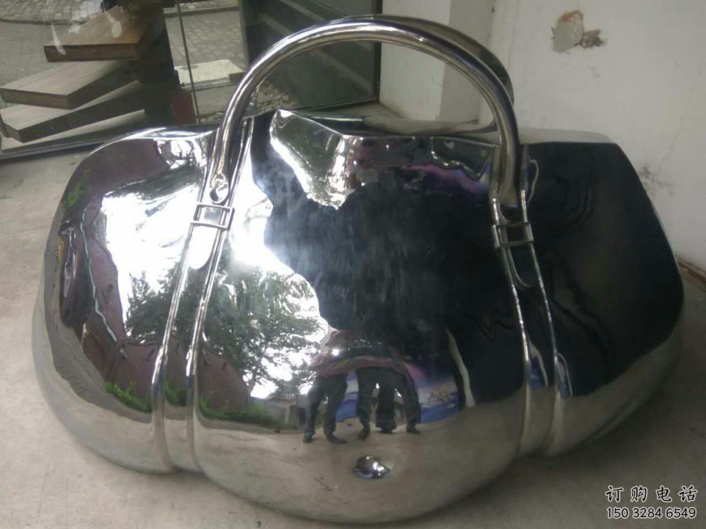 房地產(chǎn)提包雕塑廠家 公園擺件 鏡面不銹鋼提包雕塑生產(chǎn)