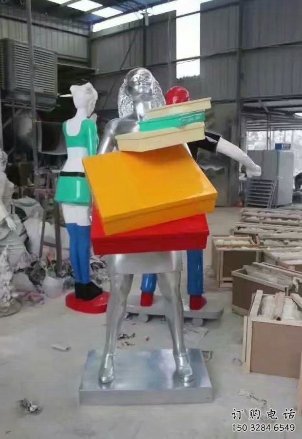 彩繪手提包雕塑廠家 抽象擺件 街頭不銹鋼手提包雕塑