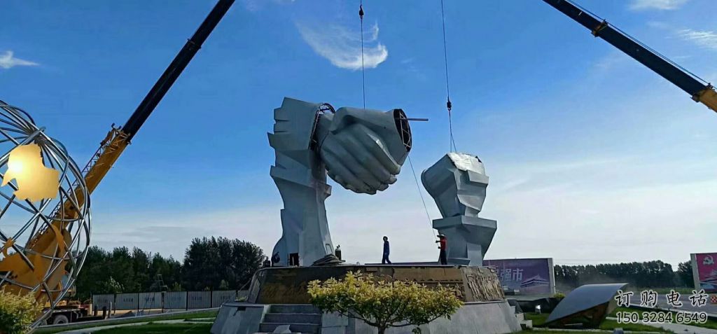 拉絲握手雕塑廠家 創意擺件 別墅區不銹鋼握手雕塑廠