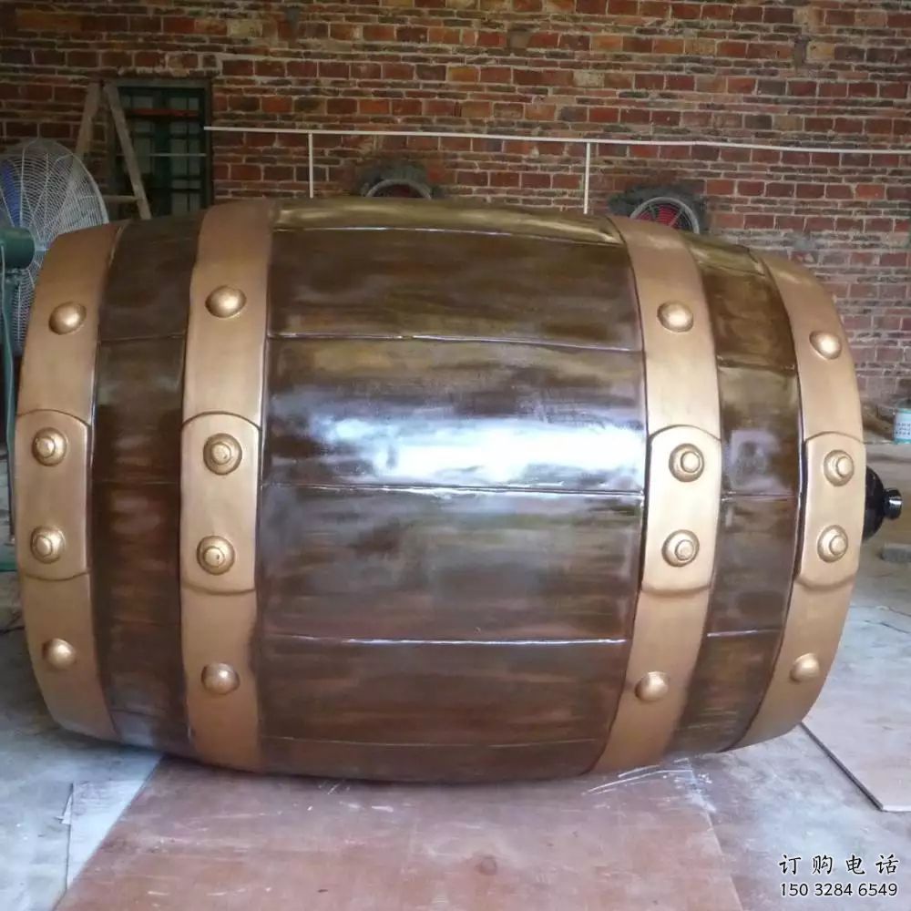 烤漆酒桶雕塑廠家 抽象廣場小品 戶外酒桶雕塑廠