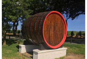 街道酒桶雕塑廠家 現(xiàn)代擺件 廣場(chǎng)酒桶雕塑廠