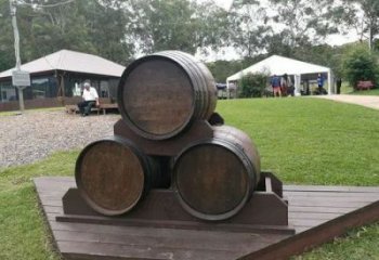 街頭酒桶雕塑廠家 大型別墅區(qū)擺件 仿古酒桶雕塑廠