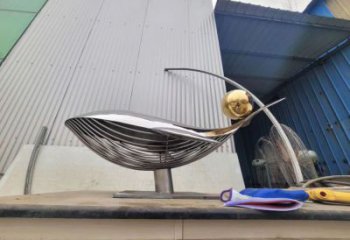 鍛造頂球雕塑廠家 戶外公園小品 創(chuàng)意不銹鋼頂球雕塑廠