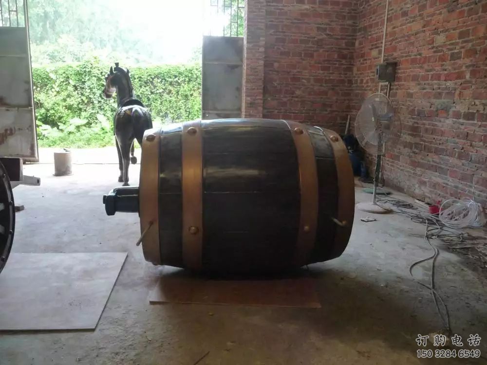 戶外酒罐雕塑廠家 噴漆小品 街頭酒罐雕塑廠