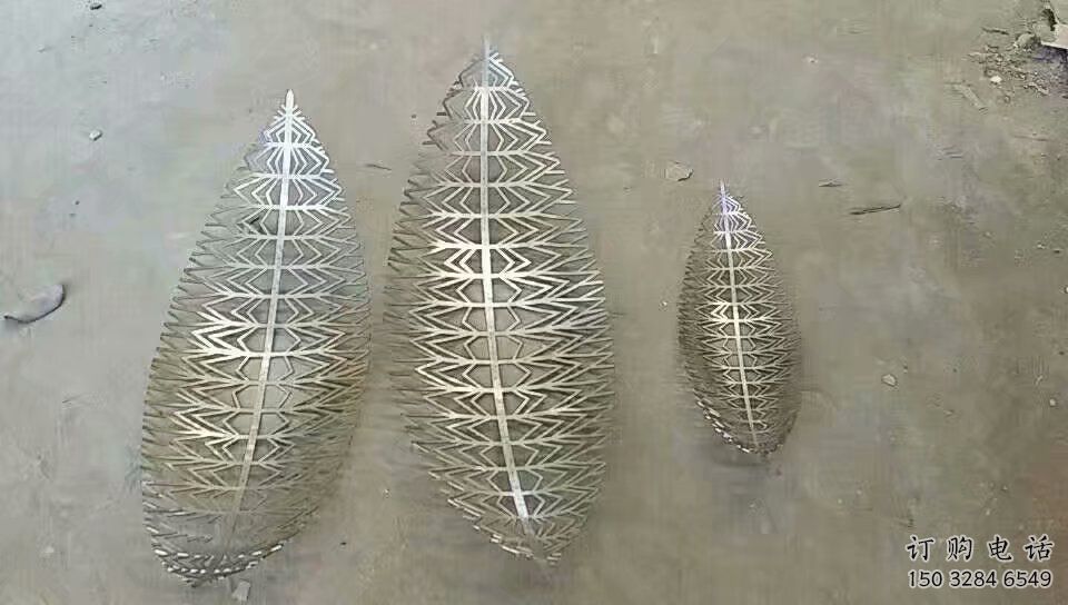 拉絲樹葉子雕塑廠家 鏤空創意擺件 別墅區不銹鋼樹葉子雕塑廠