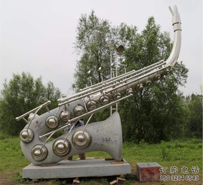 拉絲薩克斯雕塑廠家 鏤空創(chuàng)意擺件 別墅區(qū)不銹鋼薩克斯雕塑廠