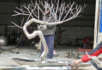 現(xiàn)代松樹雕塑廠家 大型別墅區(qū)擺件 鏡面不銹鋼松樹雕塑廠