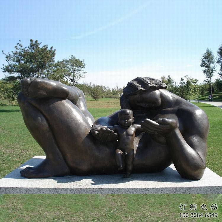 草地母愛雕塑廠家 現(xiàn)代公園小品 大型不銹鋼母愛雕塑廠
