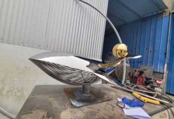 不銹鋼魚雕塑 鏡面風(fēng)格