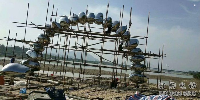 鏡面不銹鋼鵝卵石藝術拱門雕塑制作