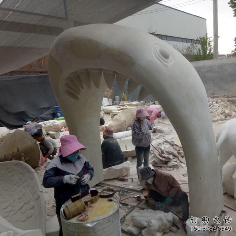 鱷魚(yú)大門雕塑