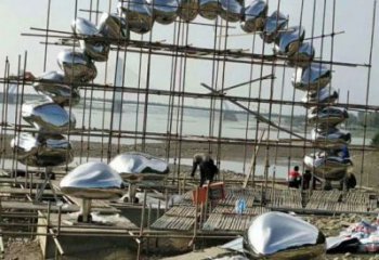 鵝卵石門頭雕塑，創(chuàng)意藝術設計，不銹鋼景觀大門雕塑