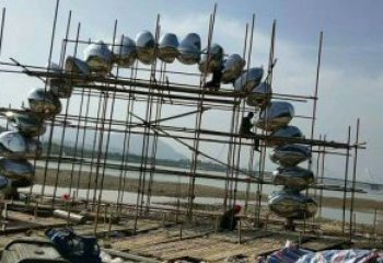 鏡面不銹鋼鵝卵石藝術(shù)拱門雕塑制作