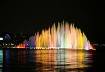 廣場程控噴泉雕塑，高噴循環噴水方式設計