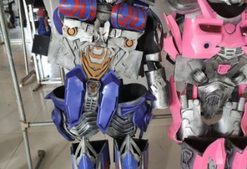 機甲小擎天柱和小紅蜂雕塑